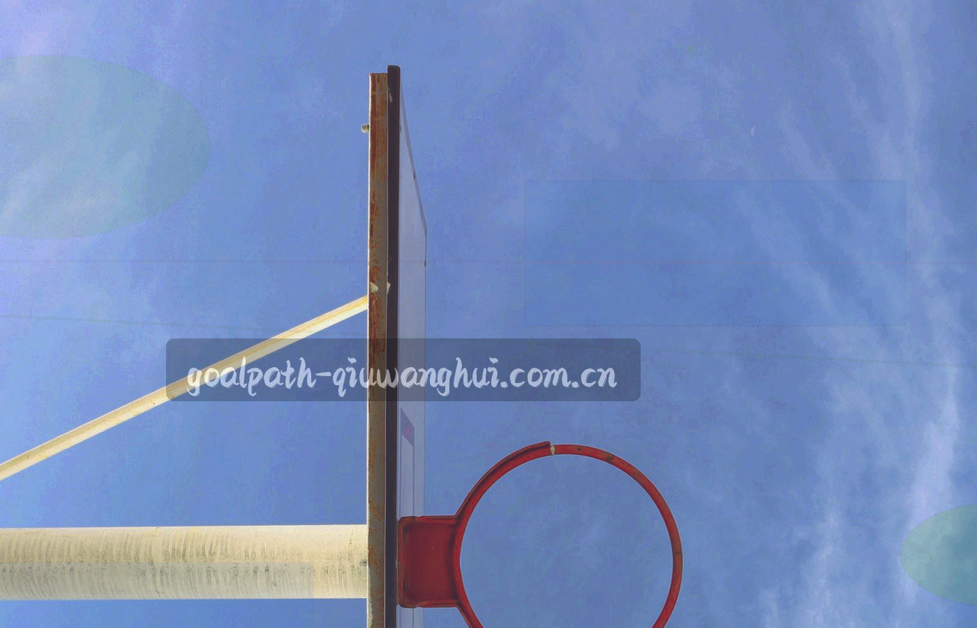 工作台上并排的显示器与数据表格界面，等宽数字纵向对齐排列，画面中没有人物
